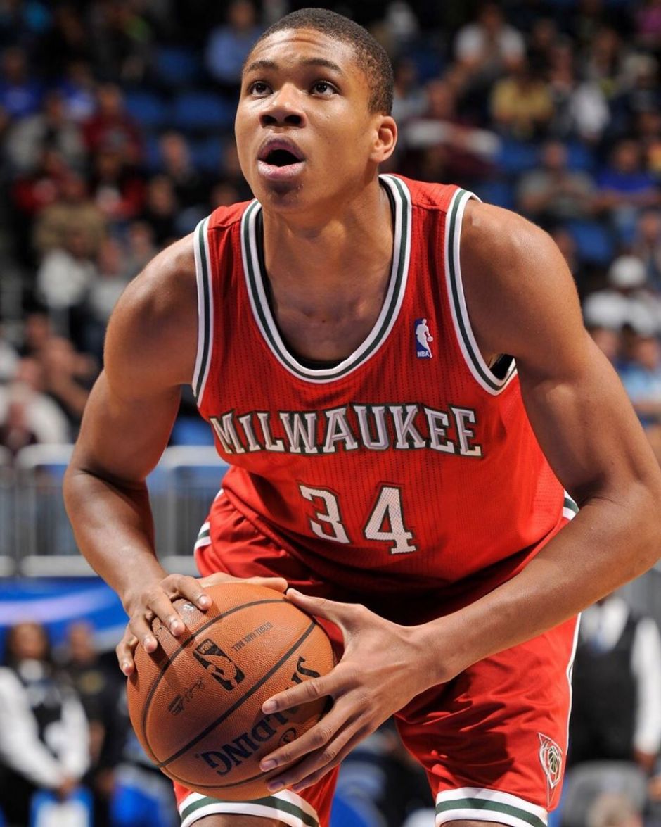 今夜密尔沃基雄鹿官宣签约：欧冠节点到来，媒体盛赞，赛季目标并未改变的简单介绍